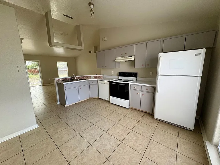 609 Tamarin Ln — Photo 12
