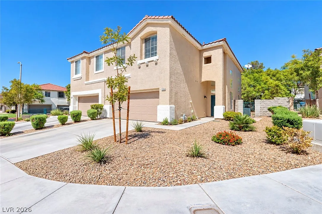 3 bed, 2.5 bath, 1745 sqft, $2,040 — Photo 1