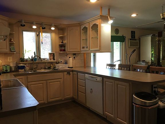 3rd image of 10 Berwyn Dr