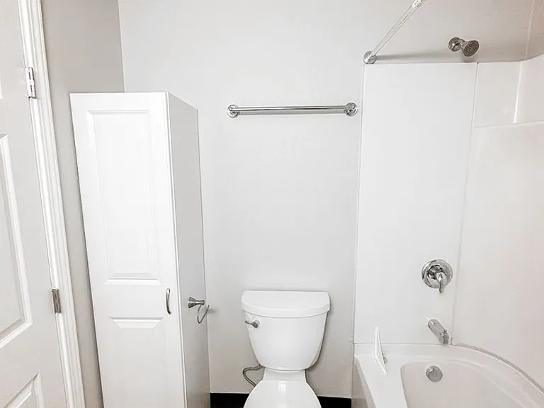 Catalina Apartments — Photo 14