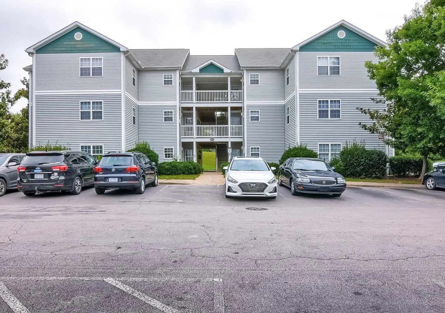 3 Bedroom condo in Raleigh — Photo 1
