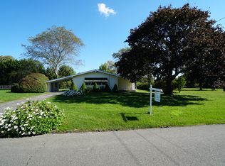 25 Middle Rd, Hampton Bays, NY 11946