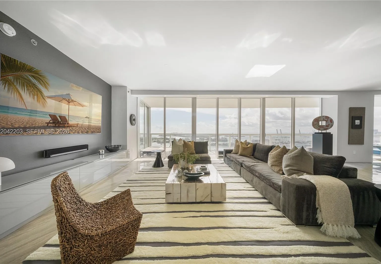 Icon Condo — Photo 4