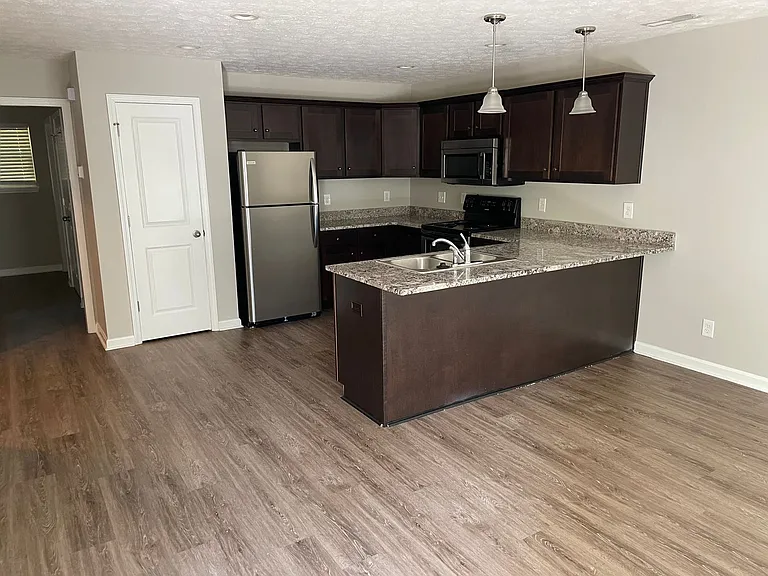 Six Mile Lane Apartments — Photo 17