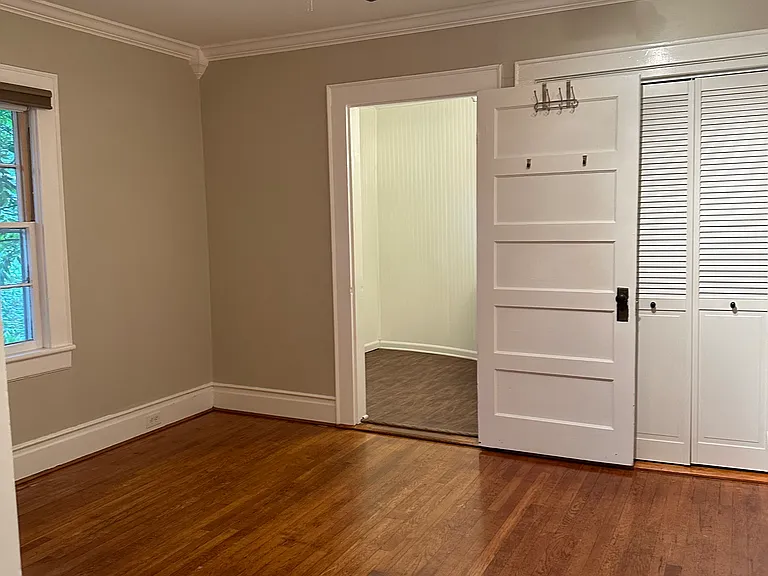 819 W Knox St — Photo 19