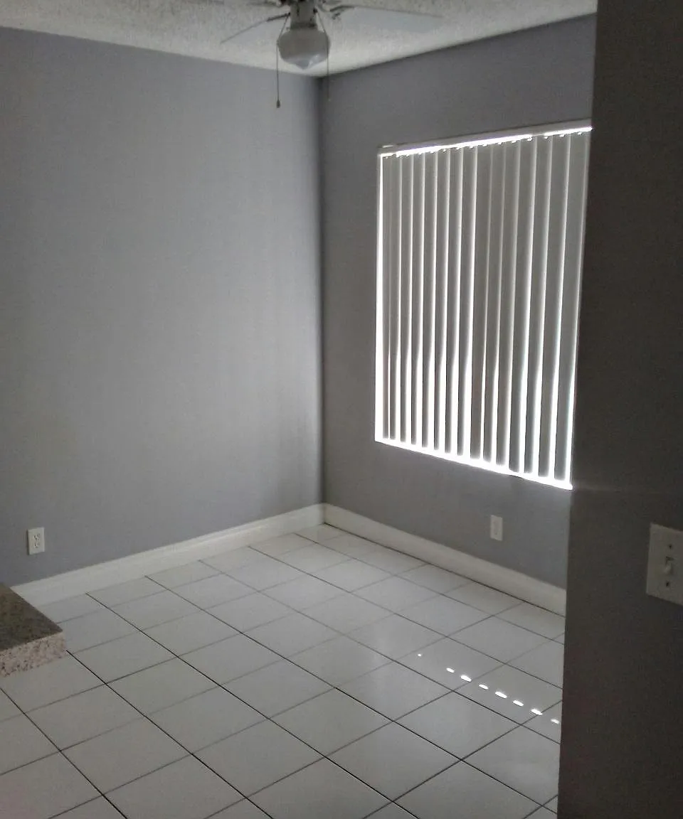 218 W Vermont Avenue — Photo 3