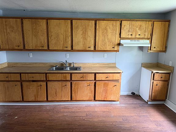 4th image of 244 Oak St