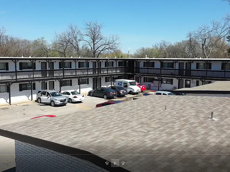 Oak Street Flats: Ranch Style Fully Remodeled Come Check Us Out — Photo 43