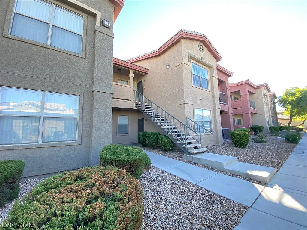 2 bed, 2.0 bath, 1036 sqft, $1,350 — Photo 2