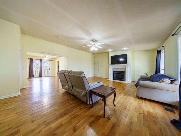 5th image of 706 N Ridgeview Dr