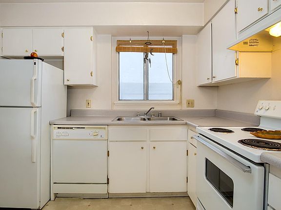 3rd image of 826 Mariposa St