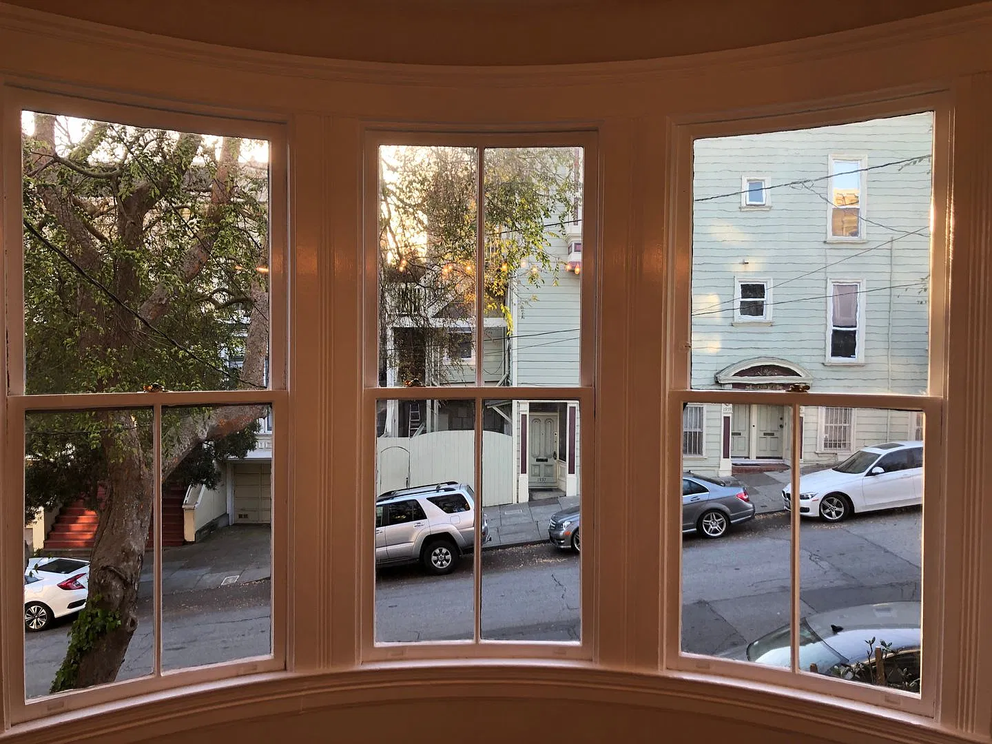 Big flat w/high ceilings, hardwood floors, washer/dryer in unit, 1 car garage included! — Photo 4
