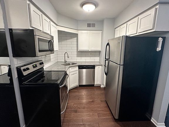 2nd image of 1620 Richmond St #206