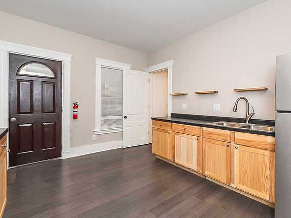 5th image of 529 McCourtie St