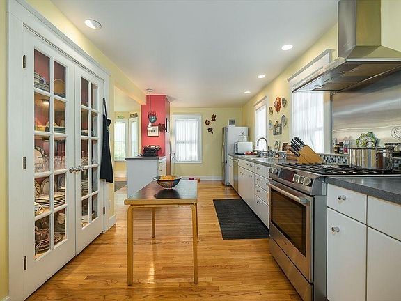 4th image of 32 Abbott St