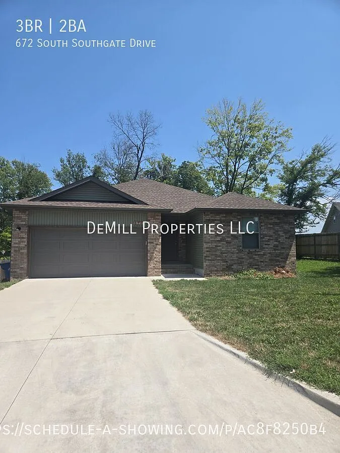 Exceptional 3-Bedroom Home in Prestigious Nixa Neighborhood 672 South Southgate Drive — Photo 1