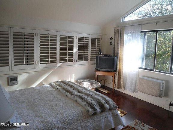 5th image of 1465 E Putnam Ave APT 113