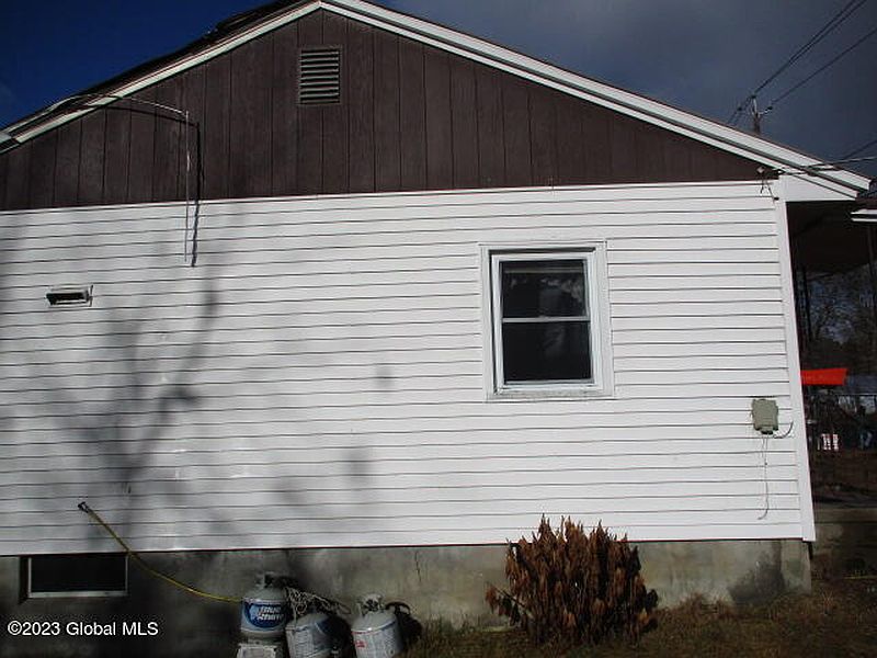 4th image of 961 E River Drive
