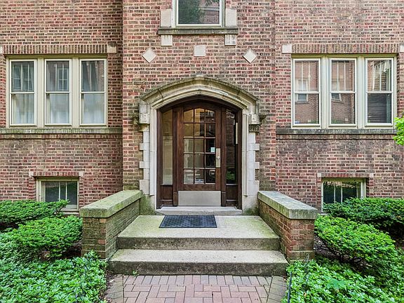 3rd image of 219 N Oak Park Ave APT 2E