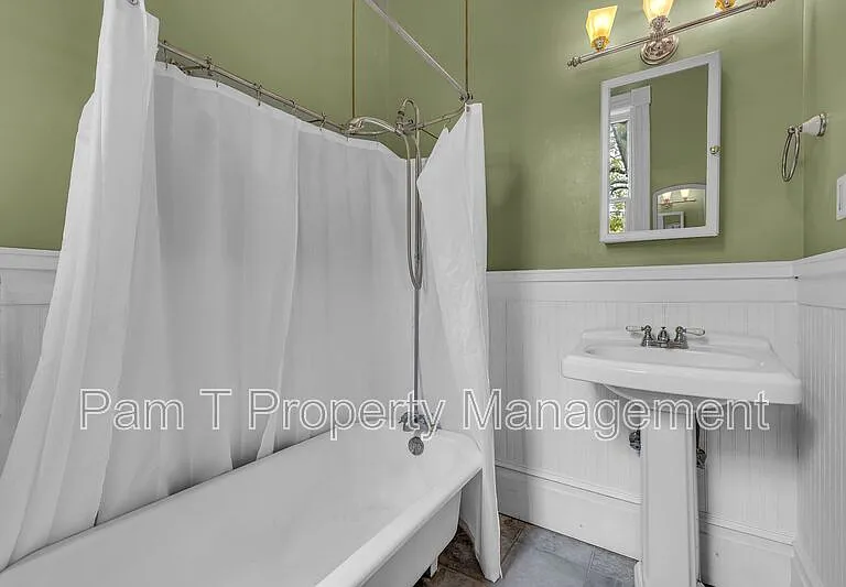 201 W 37th St #MAIN HOUSE — Photo 34