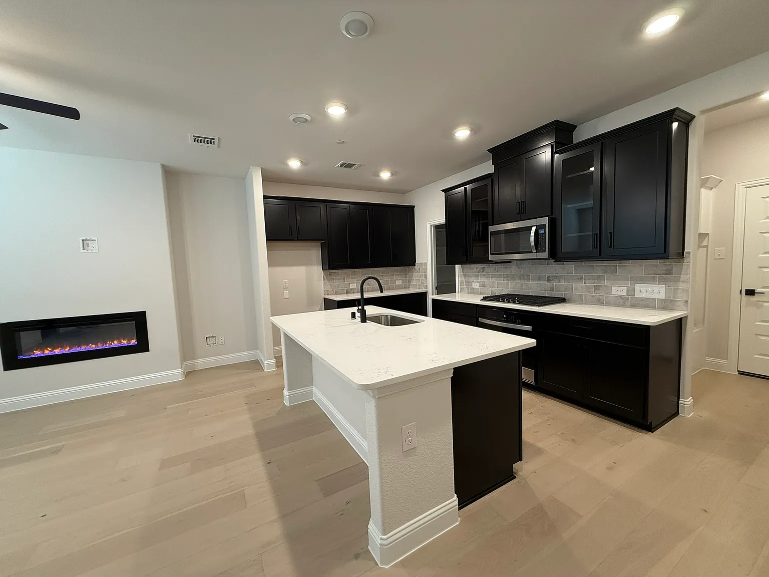 3 bed, 2.5 bath, 2098 sqft, $3,300 — Photo 4