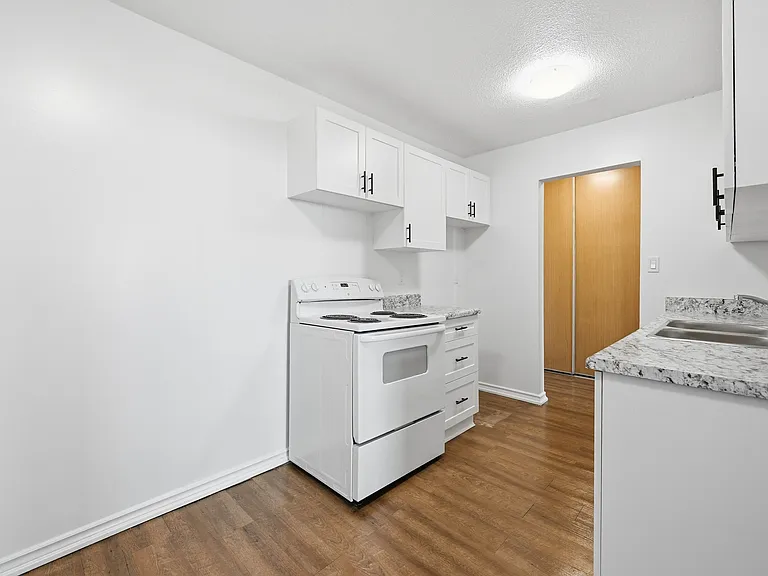 2772 Barton St E — Photo 20