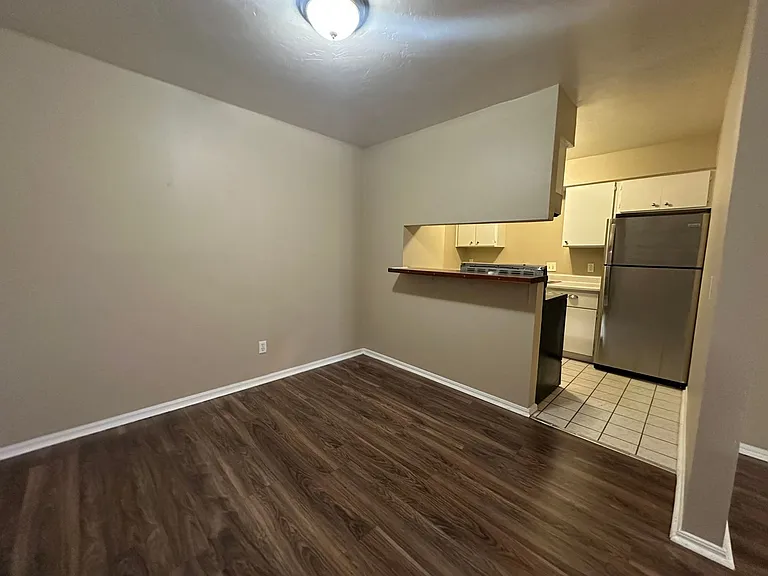 6032 Nw Expy #D — Photo 8