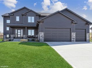 10116 Hidden Valley Dr, Johnston, IA 50131