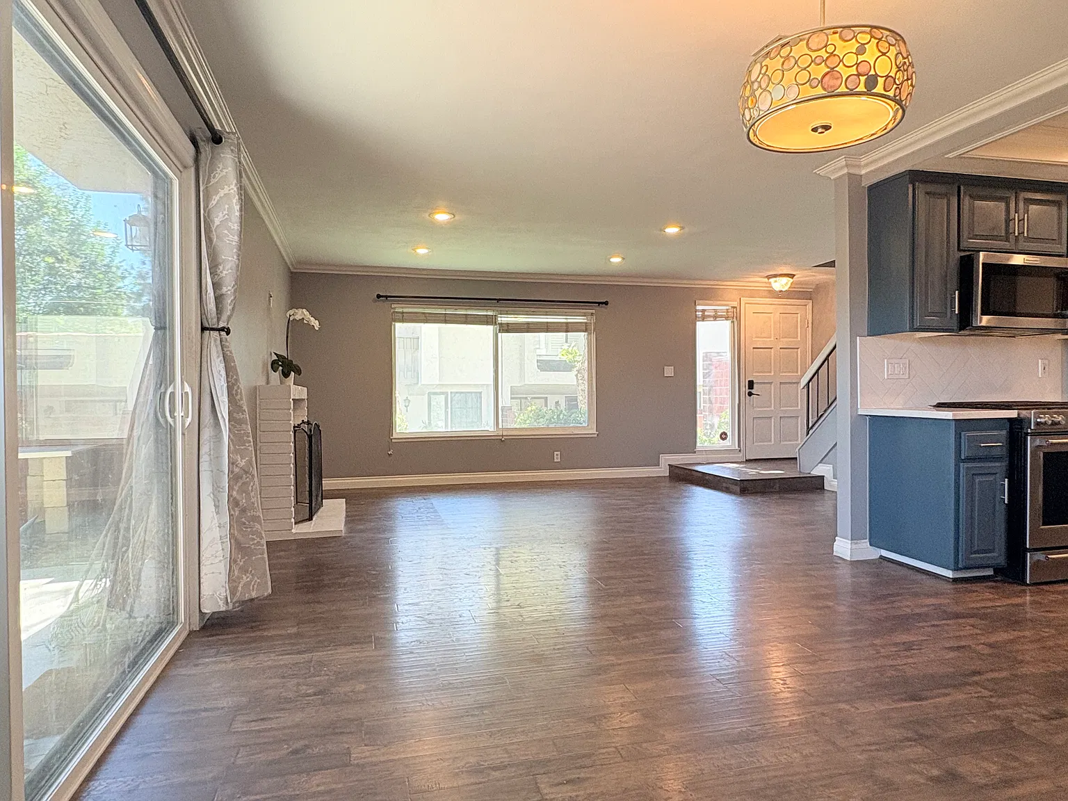 3 bed, 2.5 bath, 1352 sqft, $3,850 — Photo 3