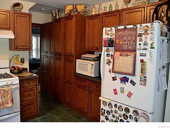 5th image of 165 Elmwood Park W