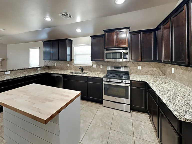 11305 NW 94th St — Photo 3