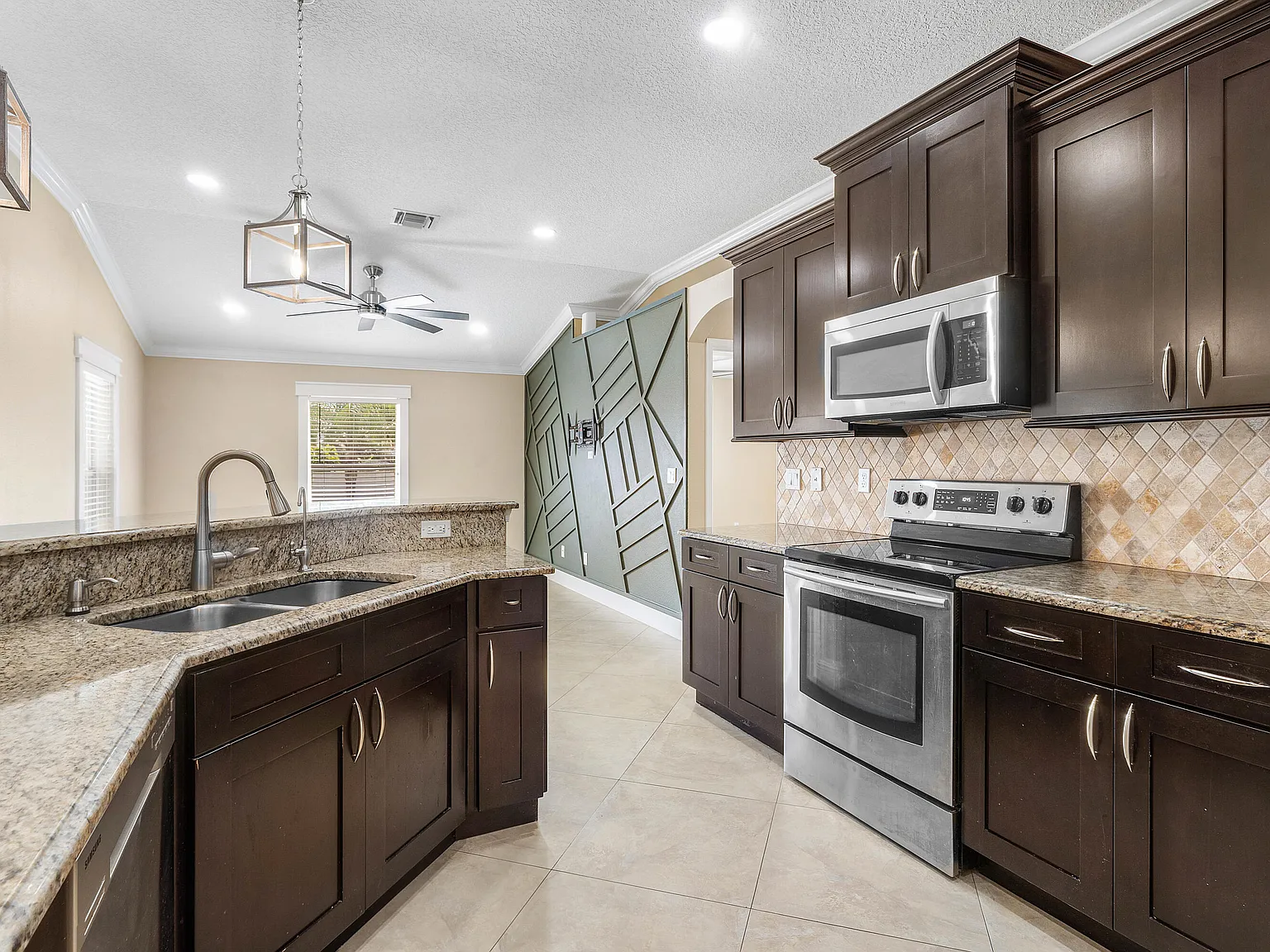 3 bed, 2.0 bath, 1816 sqft, $3,500 — Photo 4