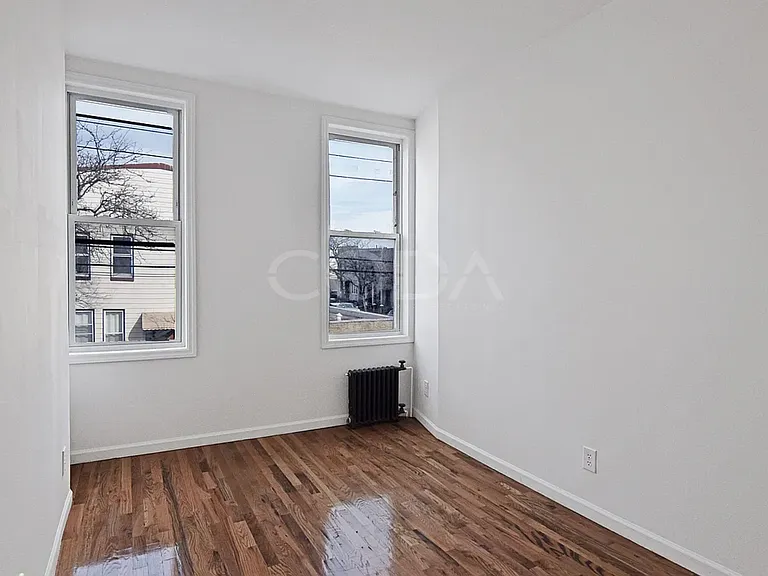 1917 Gates Ave #2R — Photo 4