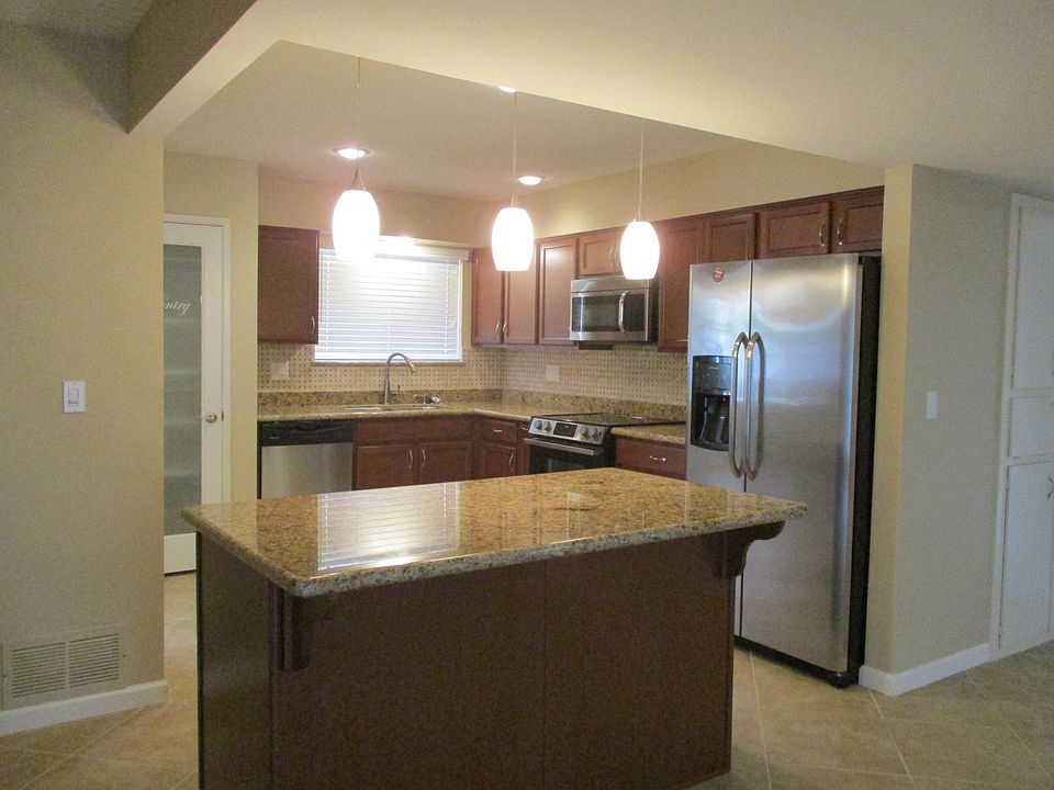 1st image of 10748 W Saratoga Cir
