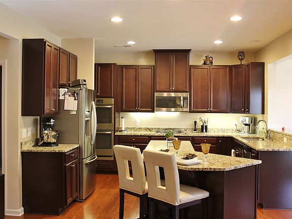 4th image of 212 Chapel Hill Ln