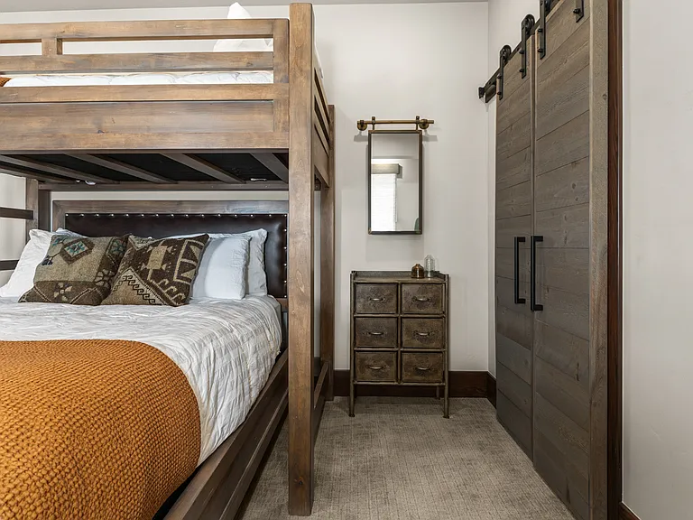 Lower Level Ensuite Bedroom 3 - Twin over Queen