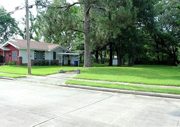 3rd image of 3828 Baxter St