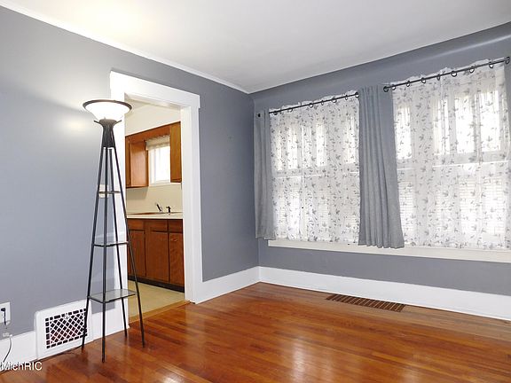 5th image of 100 Foster Ave