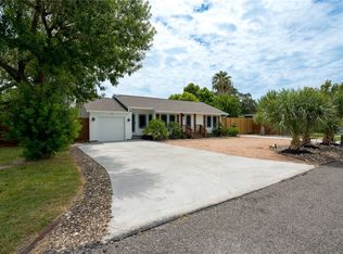 202 S 7th St, Rockport, TX 78382