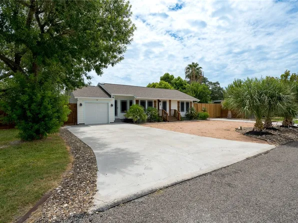 202 S 7th St, Rockport, TX 78382