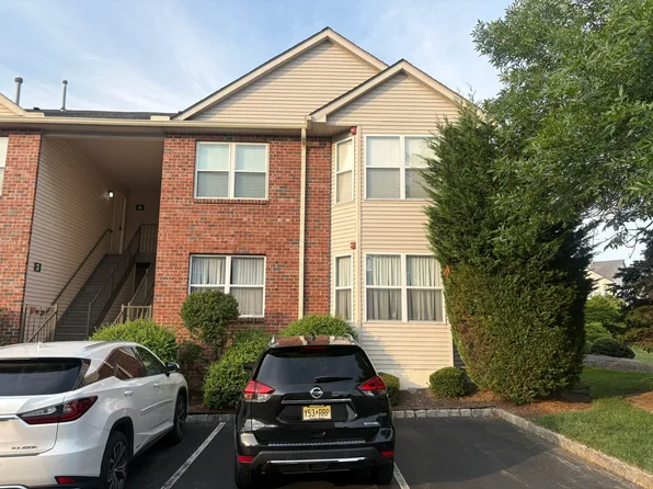 2 Jennifer Dr, East Hanover, NJ 07936