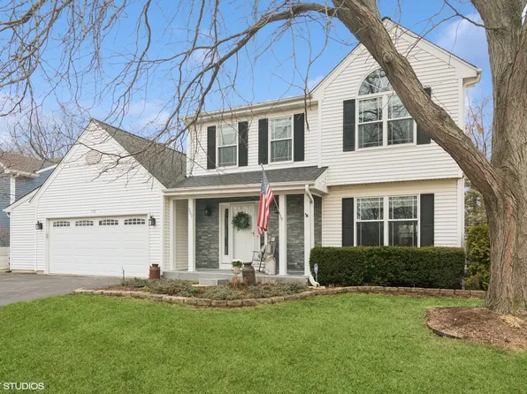 390 Waterford Dr, Lake Zurich, IL 60047
