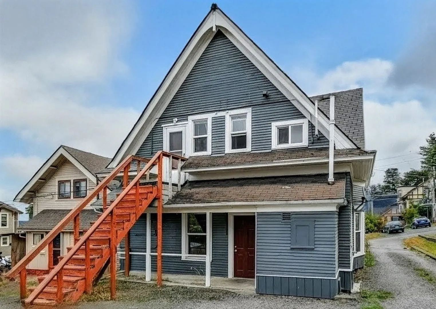 1 Block to WWU- Large Bedrooms- Large 6 Bedroom House Available in August!! — Photo 2