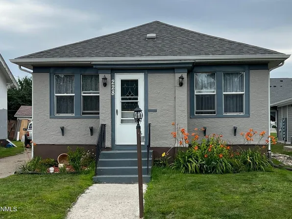 228 5th Ave SE, Jamestown, ND 58401