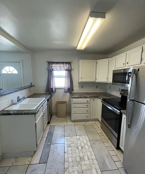Newly tiled Fully stocked kitchen.