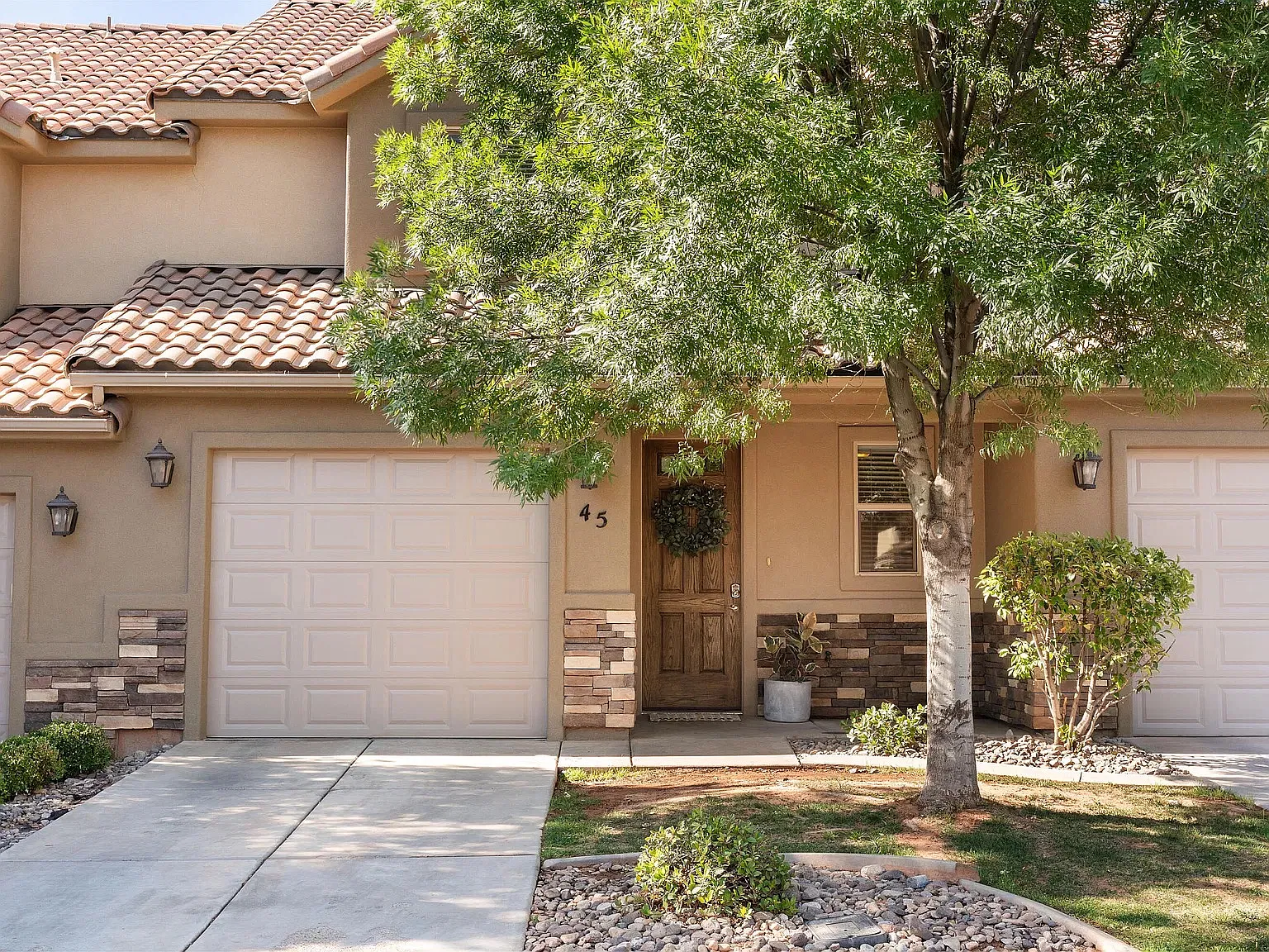 3 bed, 2.5 bath, 1550 sqft, $1,900 — Photo 1