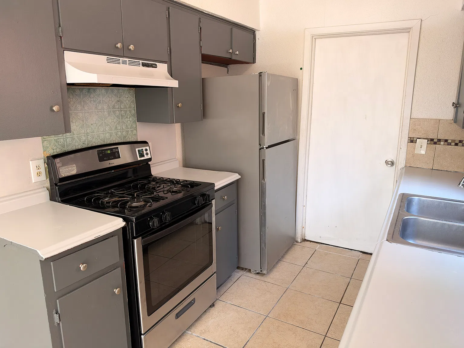 3 bed, 1.5 bath, 1100 sqft, $1,425 — Photo 2