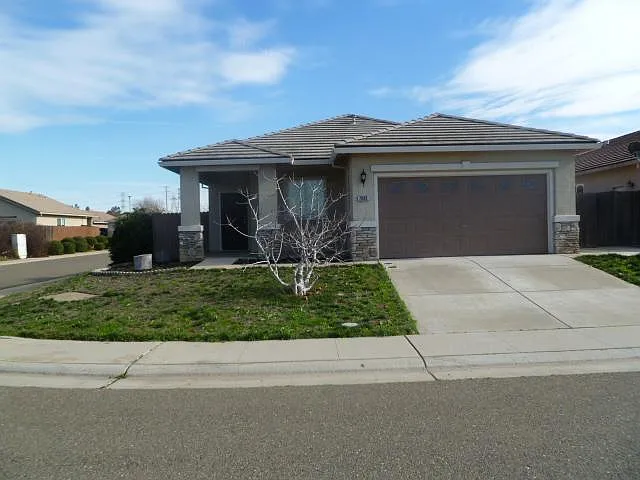Dersingham Dr — Photo 1