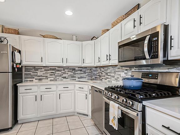 4th image of 7916 W 113th Pl
