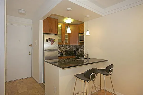 Sold by Metropolitan Res. Partners | media 10